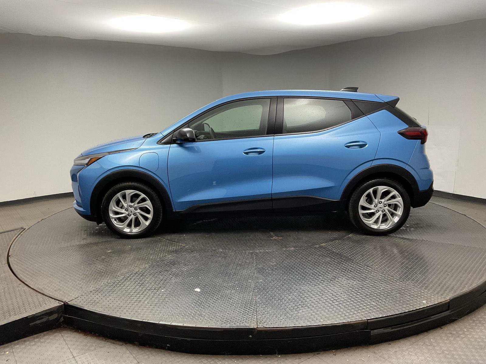 Used 2027 Chevrolet Bolt LT FWD image 4