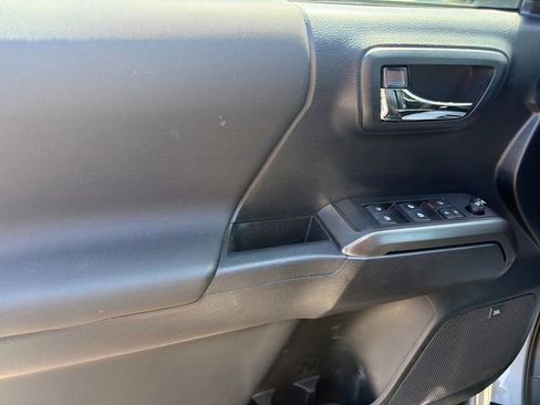 Used 2019 Toyota Tacoma TRD Off-Road AWD/4WD image 8