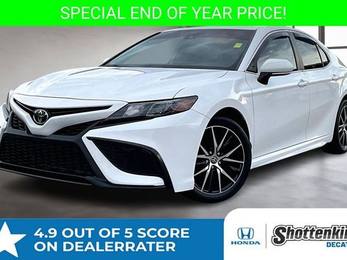 Used 2022 Toyota Camry SE image 1