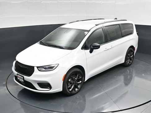 New 2026 Chrysler Pacifica Select w/ S Appearance Package image 44