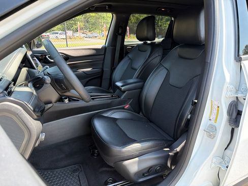 Used 2023 Jeep Compass Latitude w/ Sun and Sound Group AWD/4WD image 18