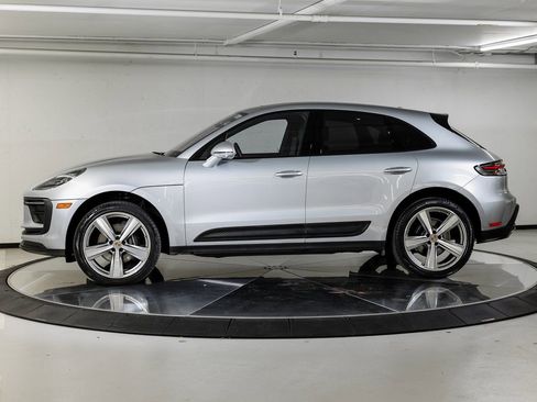 Certified 2025 Porsche Macan AWD/4WD image 2