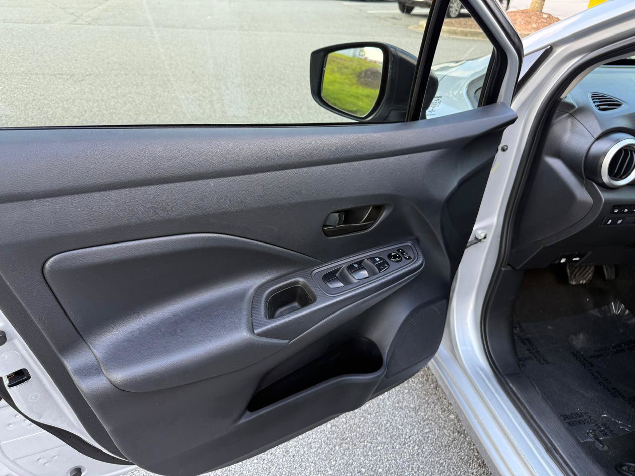 Used 2020 Nissan Versa S FWD image 9