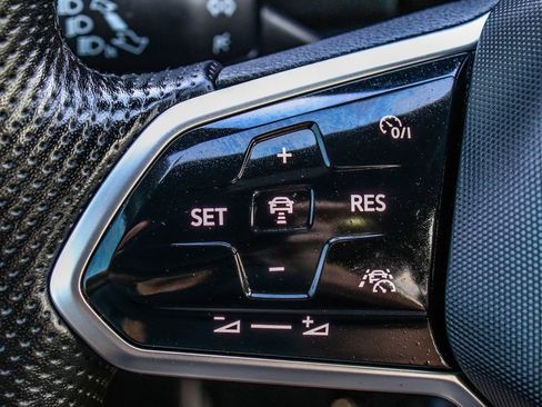 Used 2022 Volkswagen Tiguan SE R-Line image 27