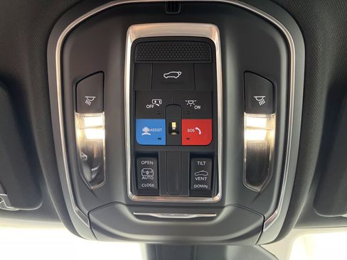 New 2025 Jeep Grand Cherokee Altitude image 22