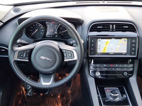 Used 2018 Jaguar F-PACE Prestige image 29