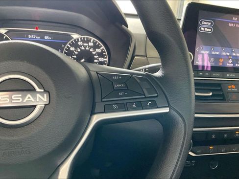 Used 2025 Nissan Altima 2.5 SV FWD image 9