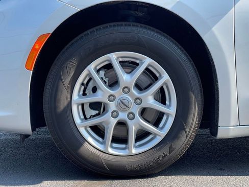 Used 2024 Chrysler Pacifica Touring-L FWD image 15