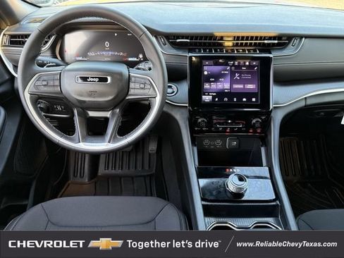 Used 2025 Jeep Grand Cherokee Laredo X RWD image 12