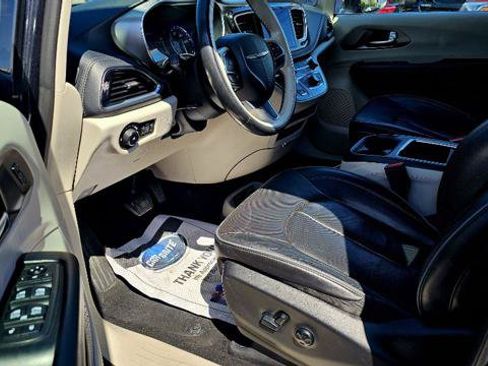 Used 2019 Chrysler Pacifica Limited FWD image 9