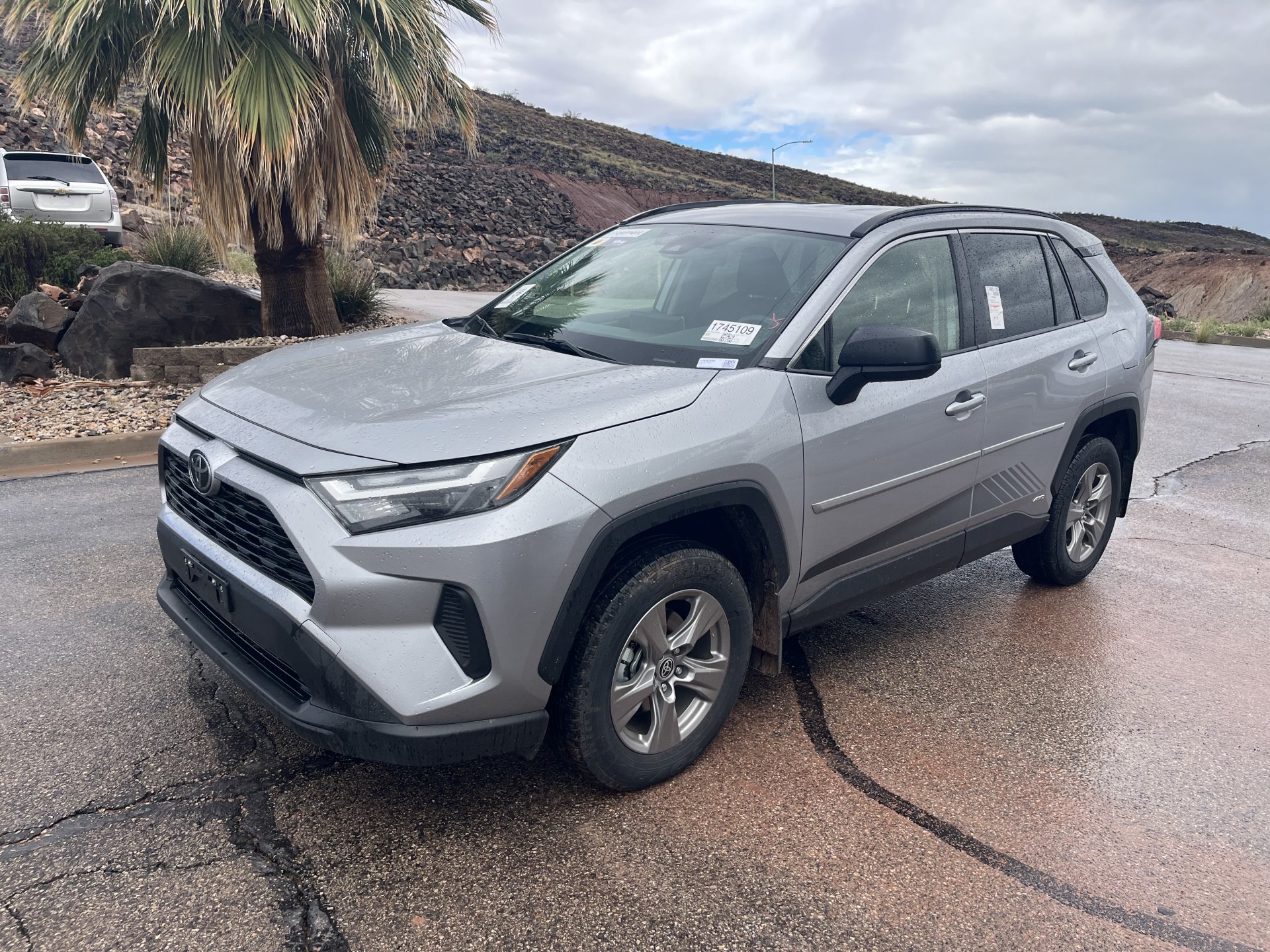 Used 2025 Toyota RAV4 LE AWD/4WD image 9