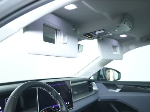 Certified 2025 Volkswagen Tiguan SE image 19