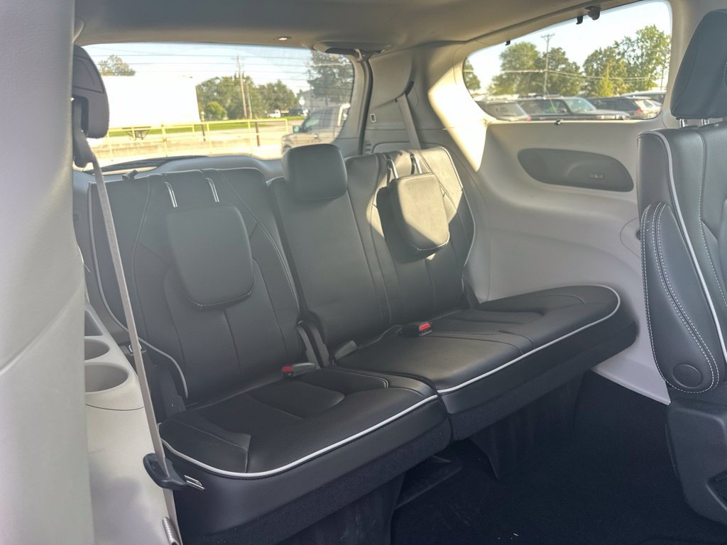 Used 2023 Chrysler Pacifica Limited w/ Uconnect Theater Family Group FWD image 32