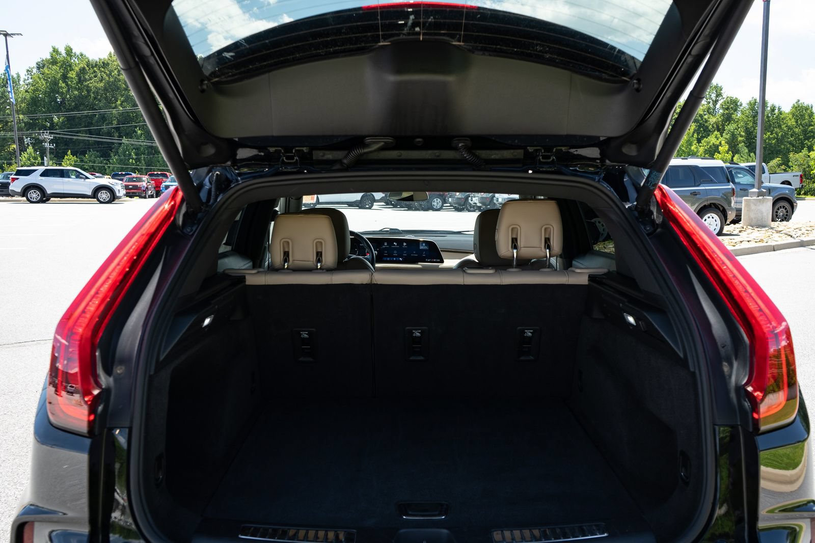 Used 2025 Cadillac XT4 Premium Luxury FWD image 9