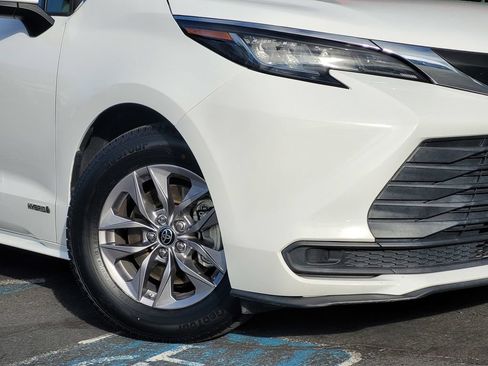 Used 2021 Toyota Sienna LE FWD image 4
