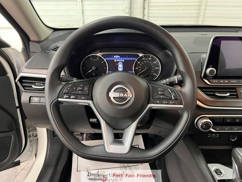 Used 2025 Nissan Altima 2.5 SV FWD image 43