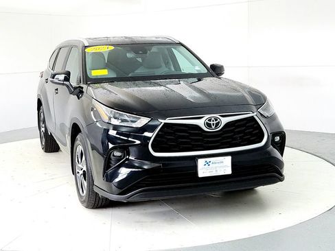 Certified 2024 Toyota Highlander XLE AWD/4WD image 8