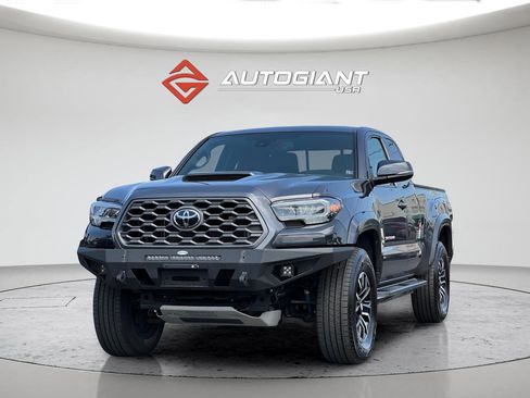 Used 2022 Toyota Tacoma TRD Sport w/ TRD Premium Sport Package AWD/4WD image 13