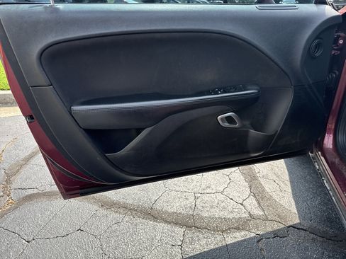 Used 2019 Dodge Challenger SXT RWD image 9