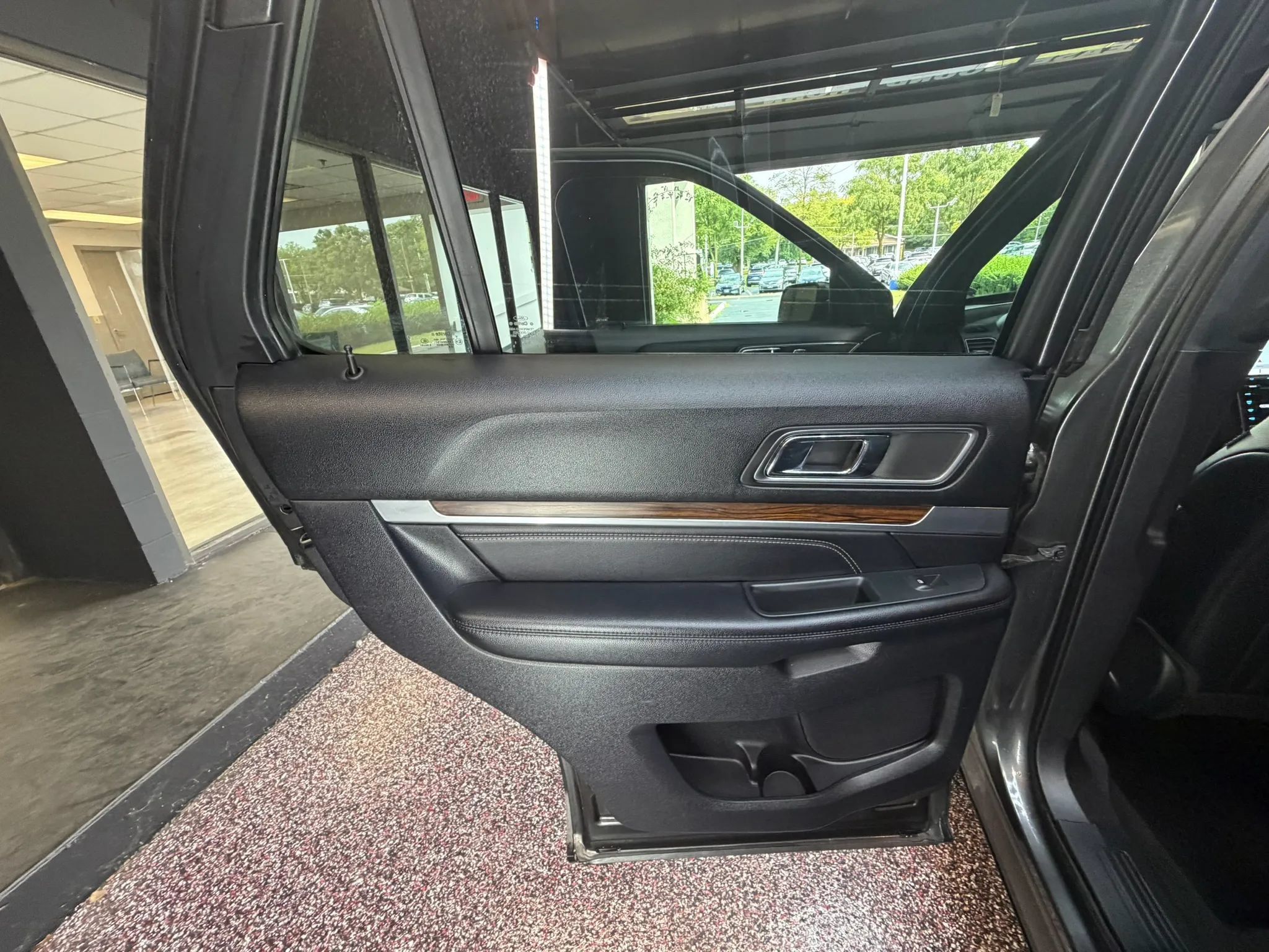 Used 2019 Ford Explorer Limited w/ Class III Trailer Tow Package FWD image 28
