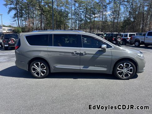 Used 2022 Chrysler Pacifica Pinnacle image 9