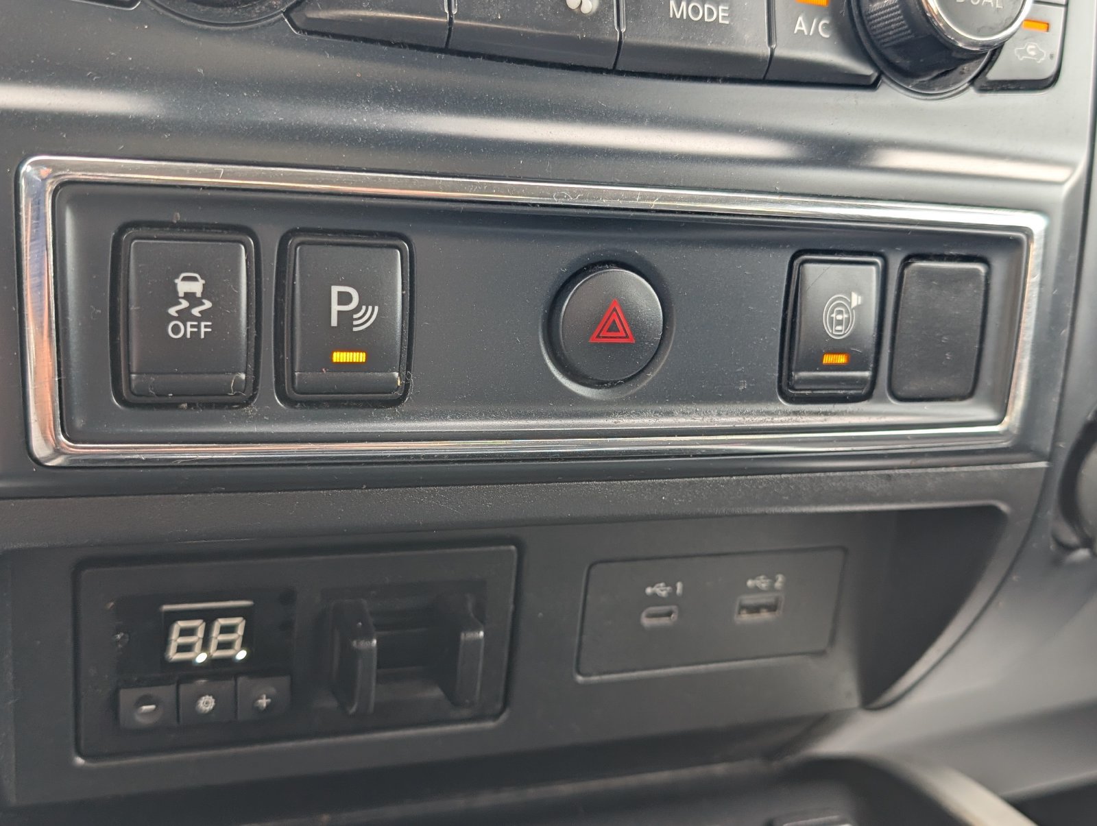 Used 2024 Nissan Titan SV w/ SV Convenience Package RWD image 16