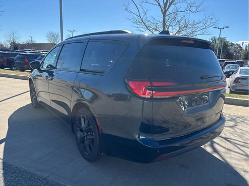 Used 2025 Chrysler Pacifica Limited FWD image 4