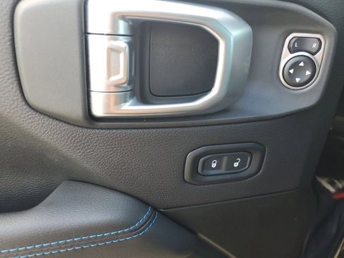 Used 2023 Jeep Wrangler Rubicon image 24