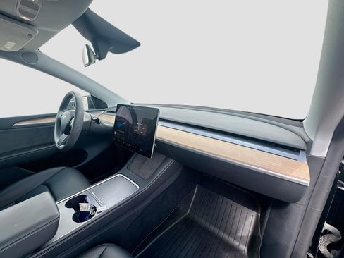 Used 2024 Tesla Model Y Long Range AWD/4WD image 28