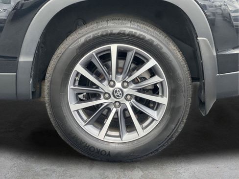 Used 2019 Toyota Highlander XLE AWD/4WD image 30