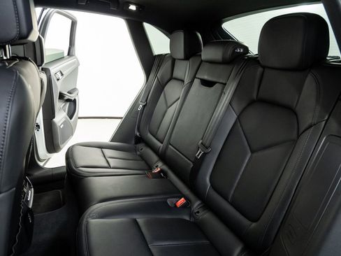 Certified 2025 Porsche Macan image 22