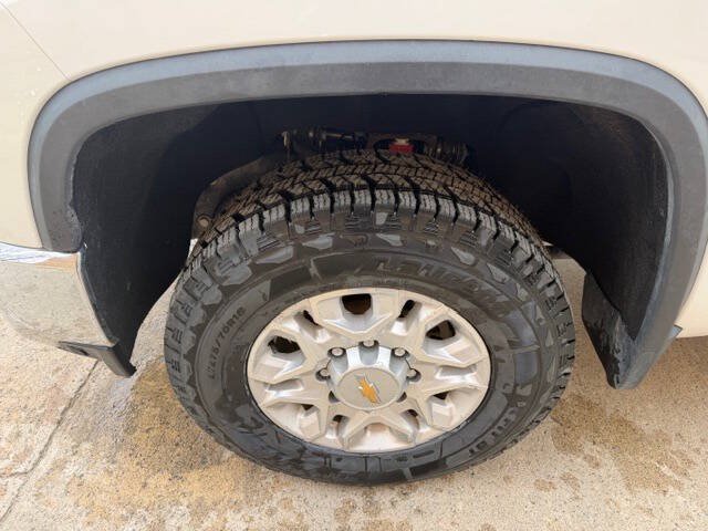 Used 2023 Chevrolet Silverado 2500 LT AWD/4WD image 7