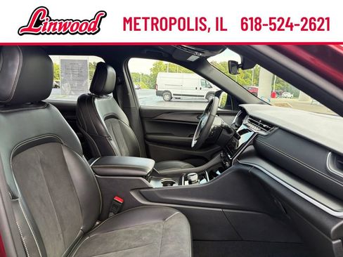 Used 2025 Jeep Grand Cherokee L Laredo AWD/4WD image 7