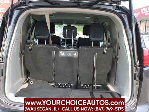 Used 2018 Chrysler Pacifica Touring-L image 12