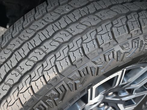 Used 2025 Chevrolet Colorado Z71 w/ Technology Package image 14