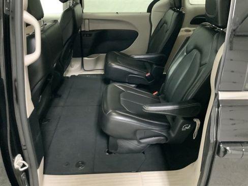 Used 2024 Chrysler Pacifica Touring-L FWD image 15