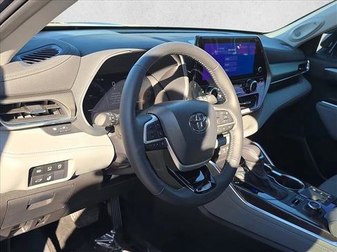 Certified 2025 Toyota Highlander Limited image 8