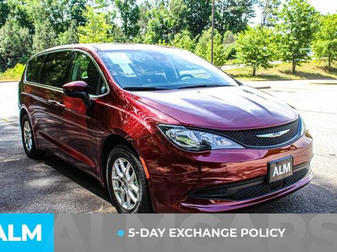 Used 2023 Chrysler Voyager LX FWD image 3