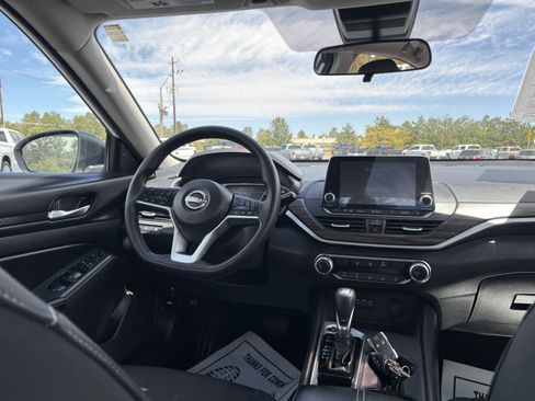 Used 2025 Nissan Altima 2.5 SV FWD image 3