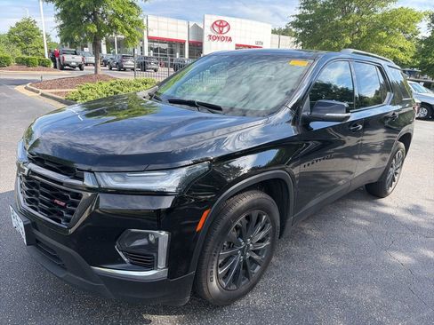Used 2023 Chevrolet Traverse RS FWD image 2