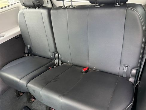 Used 2019 Toyota Sienna SE w/ SE Preferred Package FWD image 14