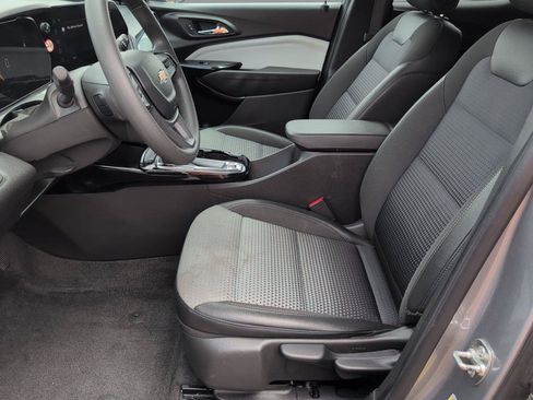 Used 2025 Chevrolet Trax LT FWD image 3