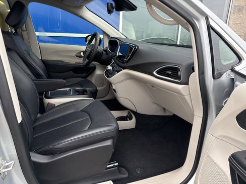 Used 2024 Chrysler Pacifica Touring-L image 13