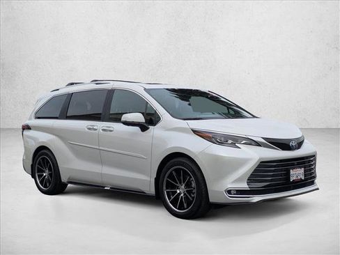 Used 2025 Toyota Sienna Platinum image 3
