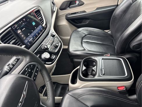 Used 2023 Chrysler Pacifica Touring-L image 23