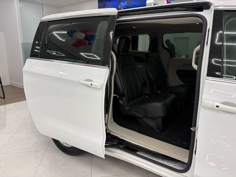 Used 2024 Chrysler Pacifica Touring-L image 15