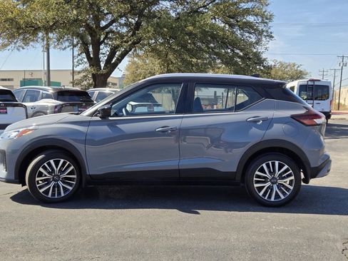 Used 2023 Nissan Kicks SV image 3