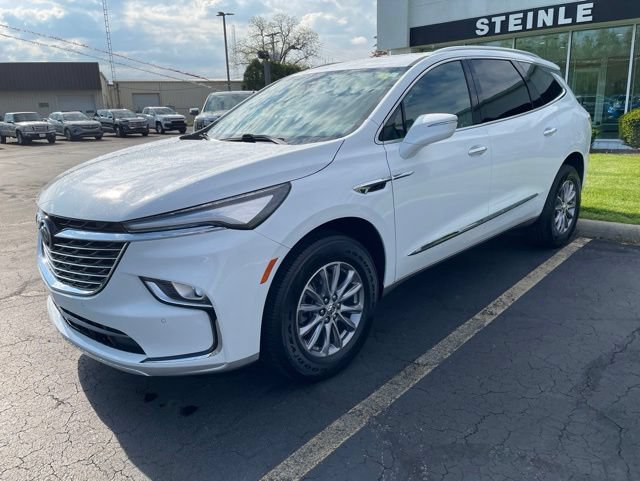 Used 2023 Buick Enclave Essence FWD image 3