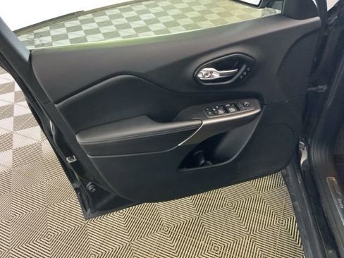 Used 2019 Jeep Cherokee Limited image 27