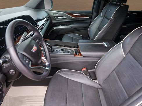 Used 2023 Cadillac Escalade Premium Luxury image 9